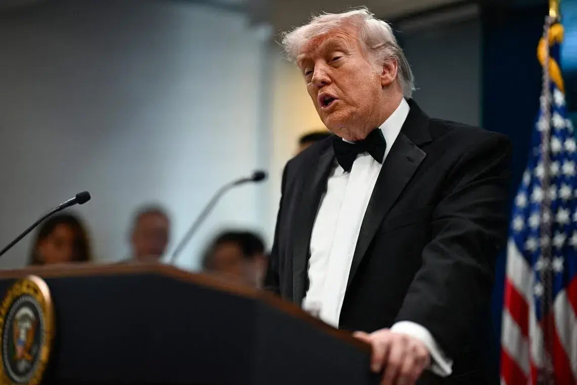 Hình ảnh Donald Trump thể hiện sự điềm tĩnh đáng kinh ngạc ngay sau một tình huống nguy hiểm (Ảnh: AFP).