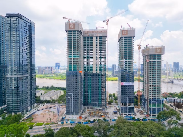 Grand Marina Saigon được mệnh danh là khu căn hộ hàng hiệu cao cấp bậc nhất TPHCM, nằm ven sông Sài Gòn, thuộc phường Bến Nghé.
