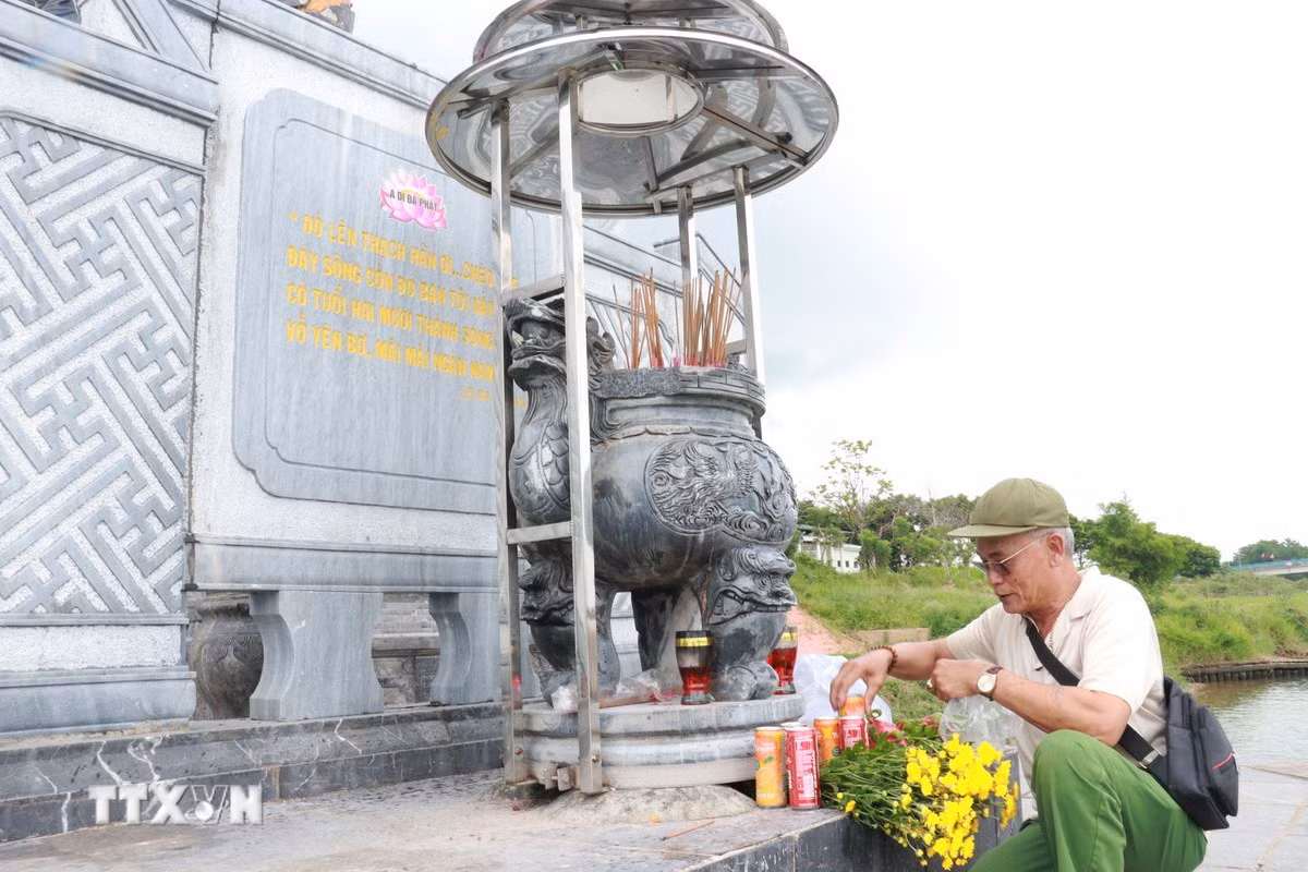 Những nén tâm nhang dâng lên những người con đã nằm lại dưới đáy sông Thạch Hãn.