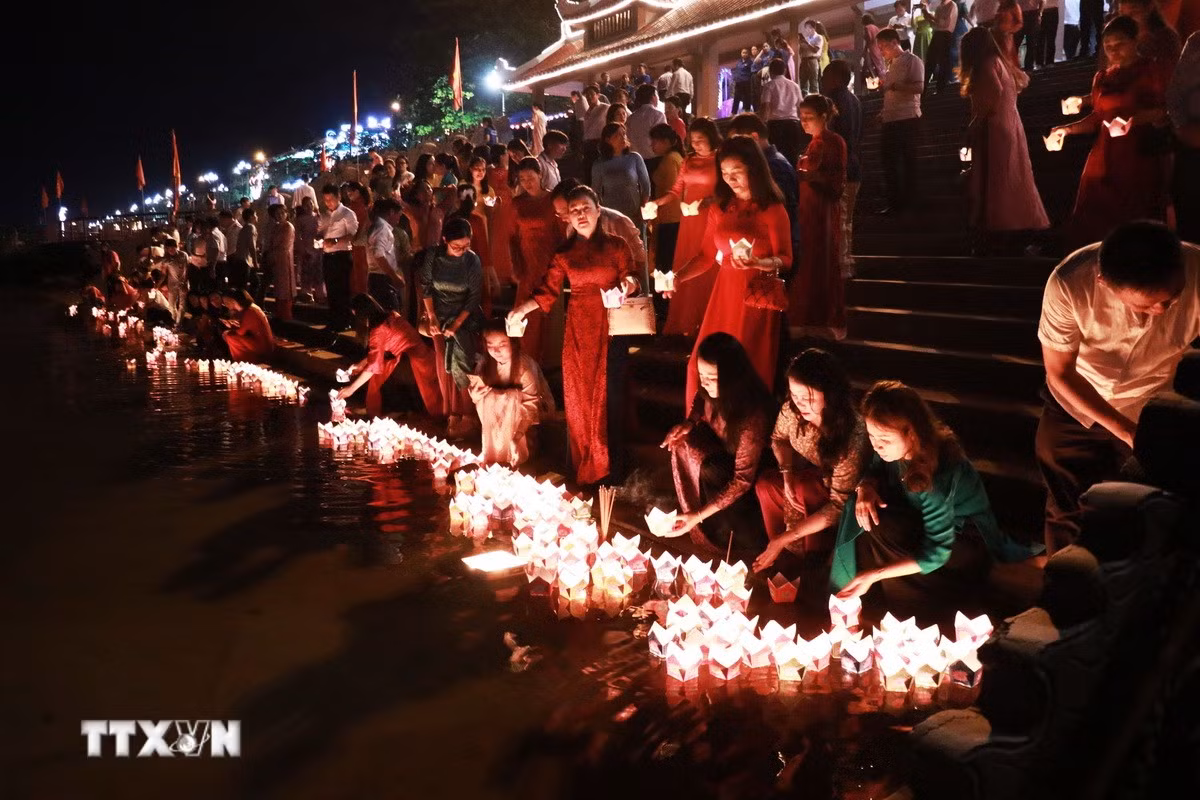 Ánh nến hoa đăng chập chờn trên dòng Thạch Hãn như lời nhắn nhủ, tri ân gửi đến những người lính đã hy sinh.