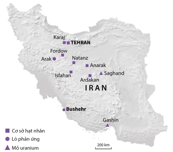 Ba cơ sở hạt nhân chiến lược Fordow, Natanz và Isfahan là tâm điểm trong mọi cuộc đàm phán và tấn công. Đồ họa: AFP