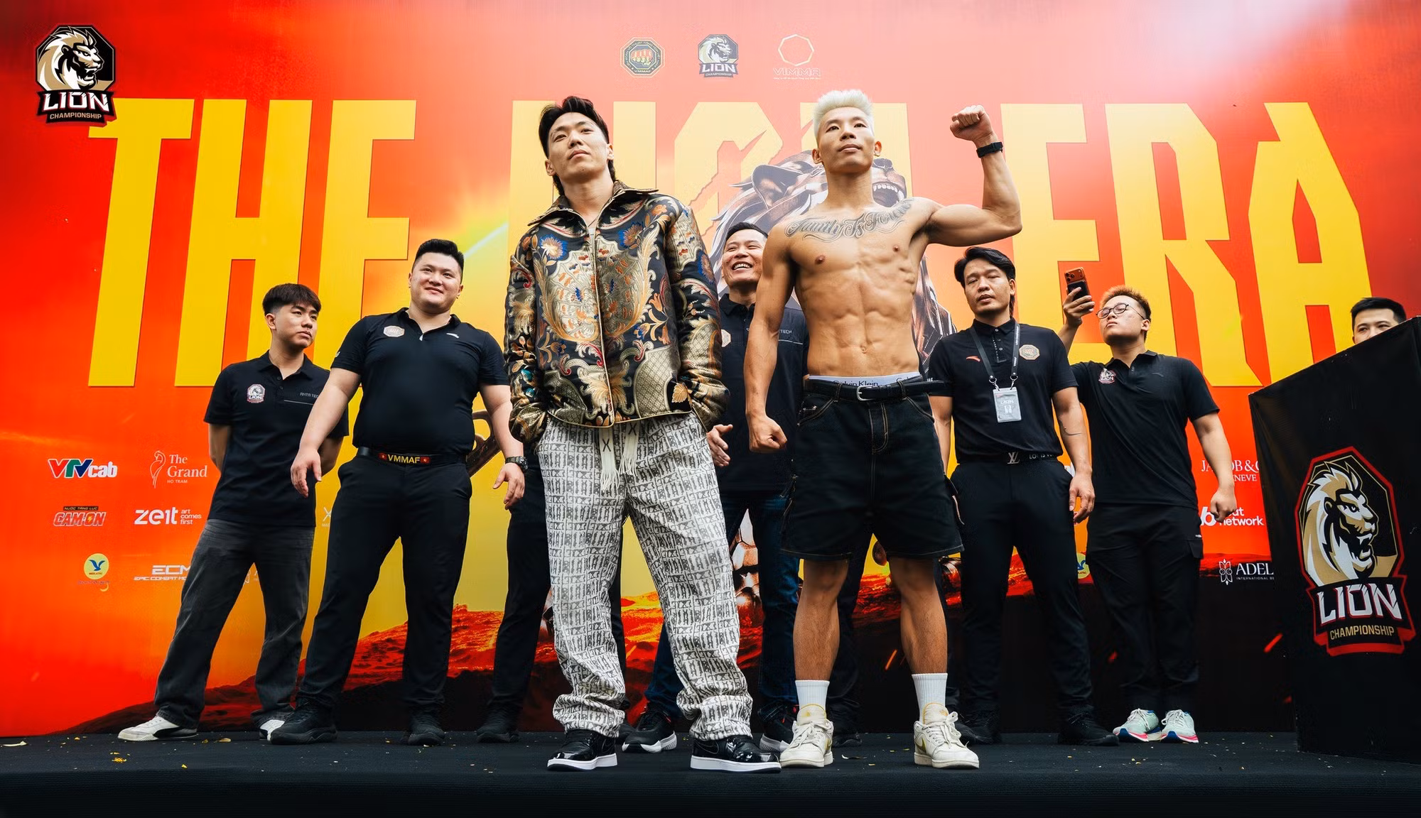 Trận main event hạng 70kg giữa võ sĩ Trung Quốc Châu La và Bàn Văn Hoàng