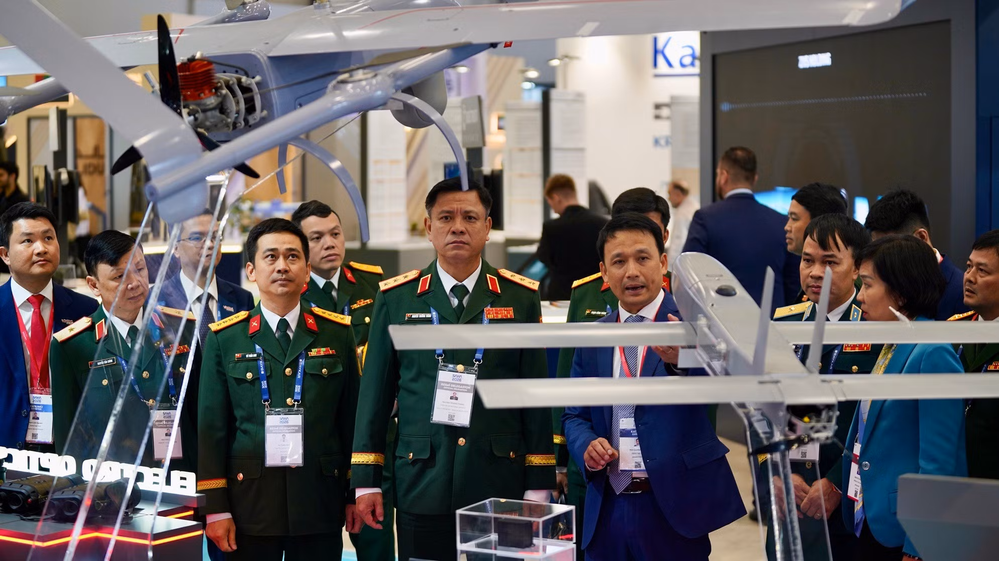 Đoàn đại biểu cấp cao Bộ Quốc phòng Việt Nam tham quan gian hàng Viettel tại SAHA 2026