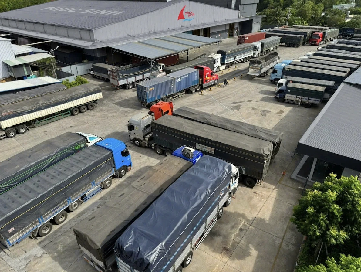 Container đang xếp hàng để đưa nông sản đi xuất khẩu tại Nhà máy Phúc Sinh (Ảnh: Website công ty).