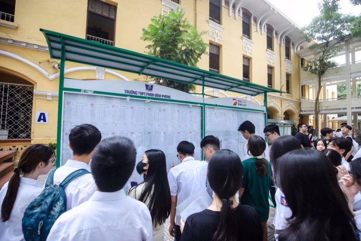 Áp lực thi cử đè nặng lên vai học sinh cuối cấp THCS tại Hà Nội (Ảnh: GK)