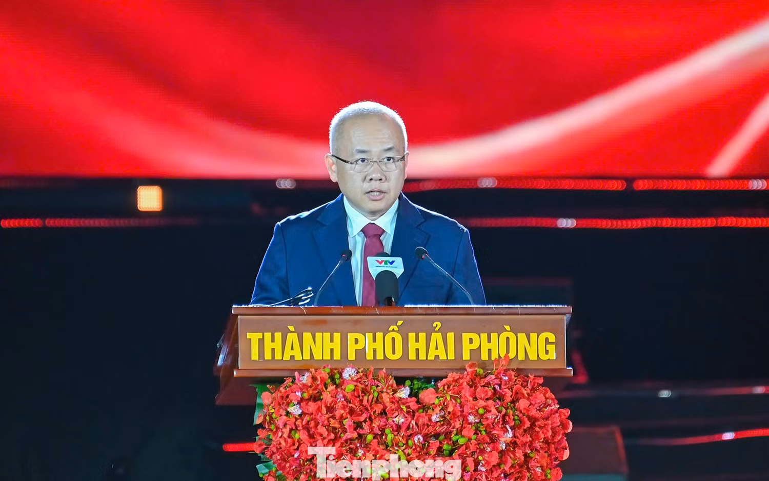 Ông Đỗ Thành Trung - Chủ tịch UBND TP Hải Phòng - phát biểu khai mạc Lễ hội Hoa Phượng Đỏ 2026.