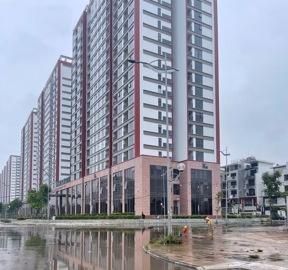 Nguồn cung tăng mạnh nhưng giá căn hộ vẫn chưa hạ nhiệt